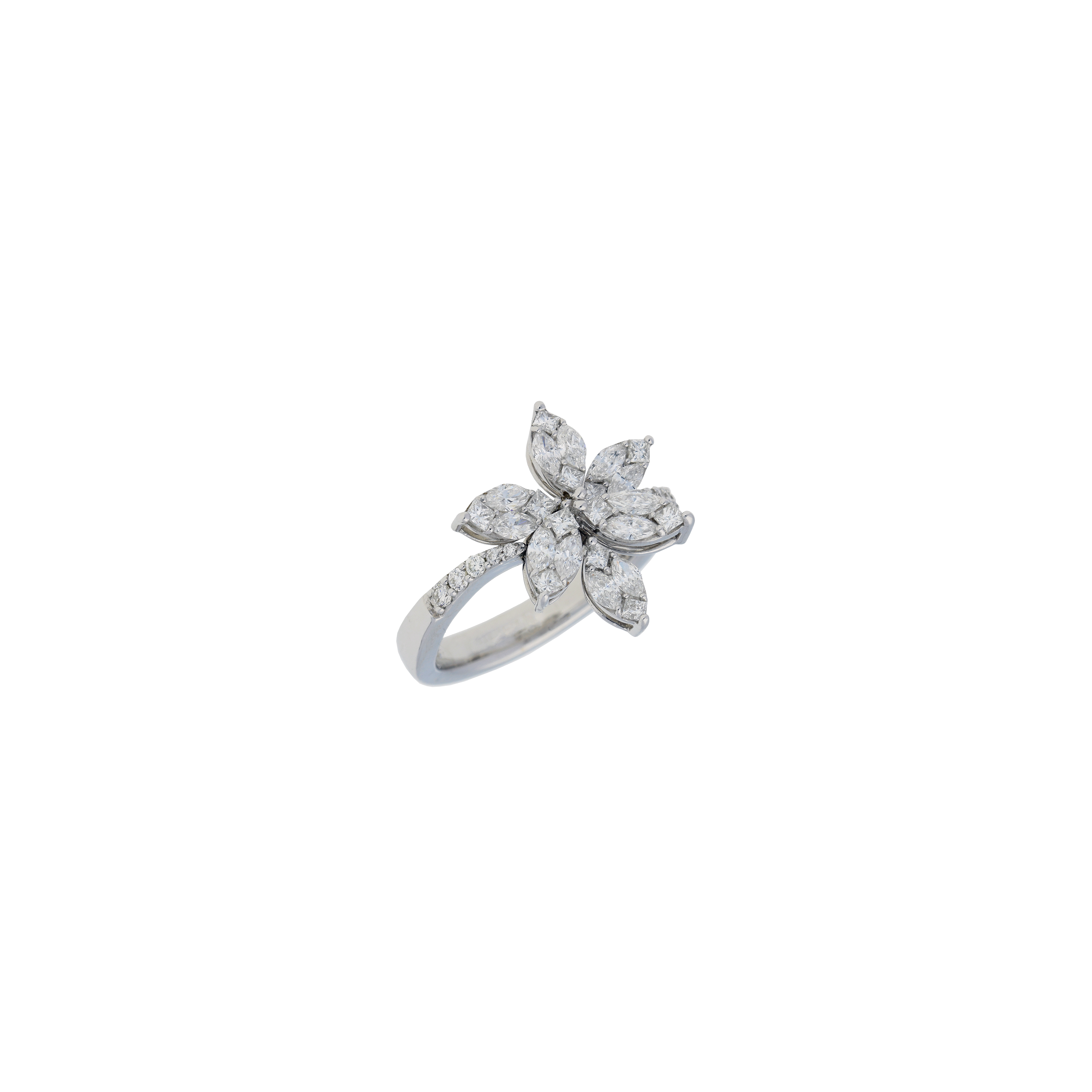 ANELLO FIORE IN ORO BIANCO CON PAVE' DI DIAMANTI SUI PETALI - 43348