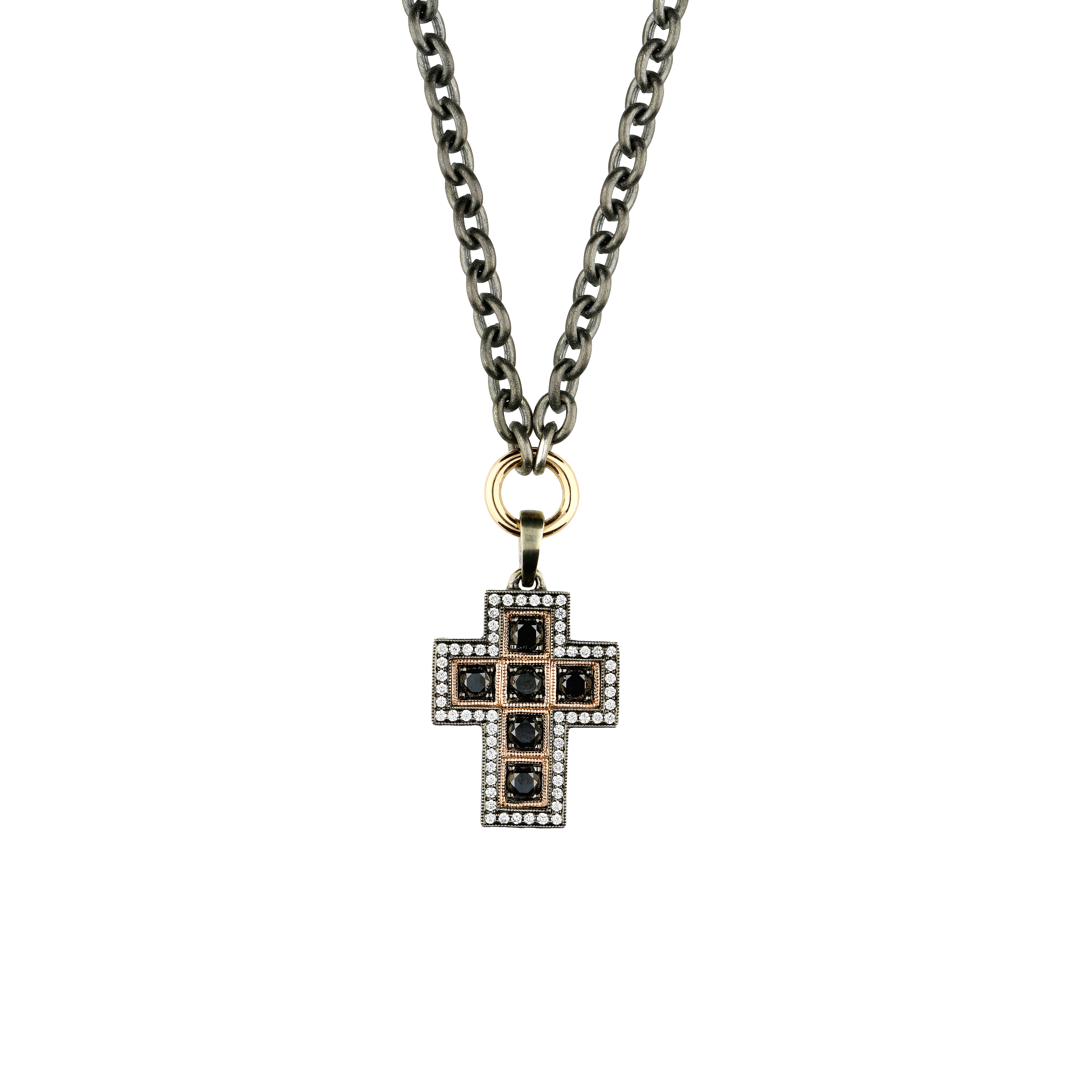 Collana con ciondolo croce in oro rosa, diamanti bianchi e diamanti neri - VP26537DDKX09